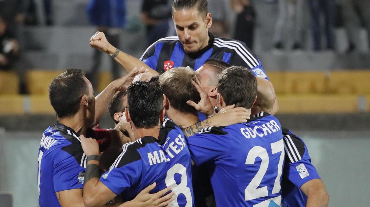 L'esultanza dei giocatori del Pisa dopo il gol vittoria di Giannone (Foto Fabio Muzzi)
