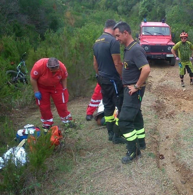 Cade nel parco con la bici Grave a Siena