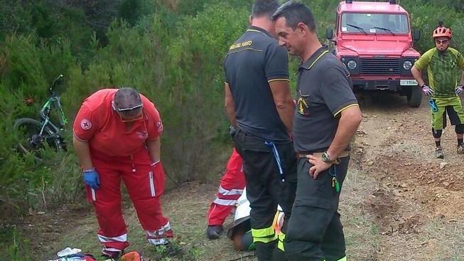 Cade nel parco con la bici Grave a Siena