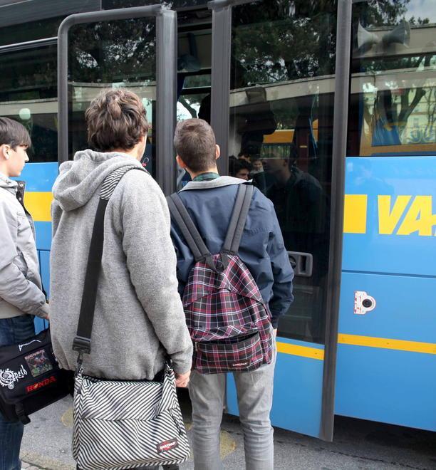 Il bus c’è ma i ragazzi non lo sanno 