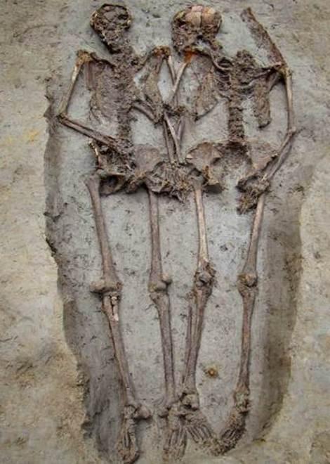 Gli amanti di 1500 anni fa sepolti mano nella mano 