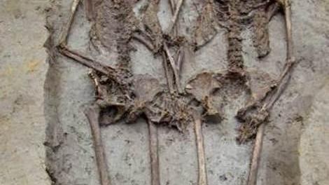 Gli amanti di 1500 anni fa sepolti mano nella mano 