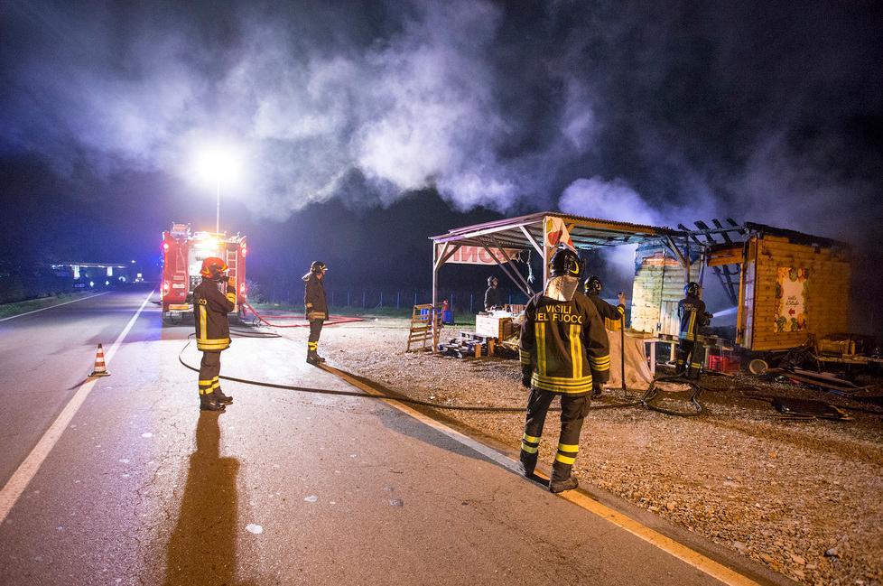 Incendio doloso distrugge un chiosco 