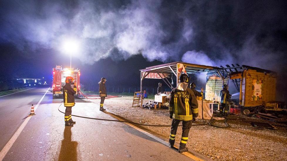Incendio doloso distrugge un chiosco