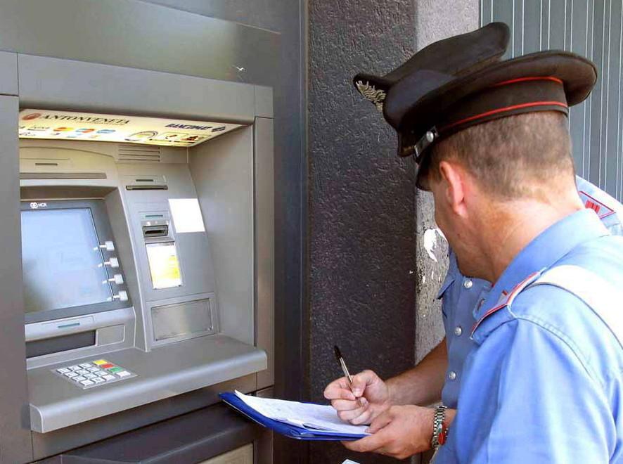 Filmata mentre svuota il conto dell’ex 