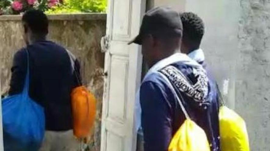 I migranti non sono più ospiti nelle ex scuole di Villa Argine
