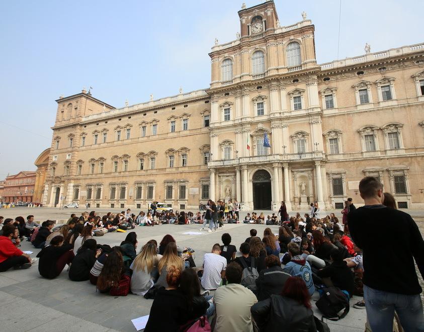 Modena Venturi in lotta corteo e sit-in : «Dove sono i nostri pc?» 