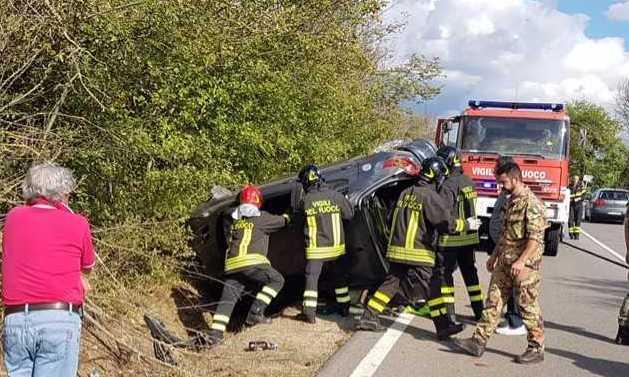 Anziano esce fuori strada con l’auto