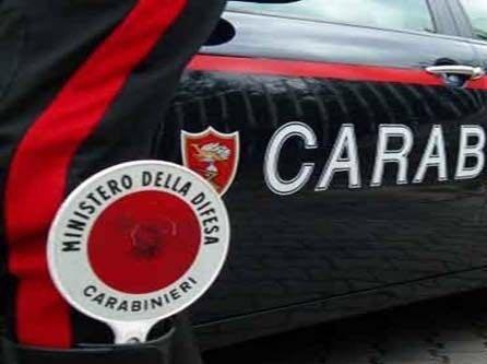 Insegue e blocca il ladro in fuga dopo il furto a Querceta