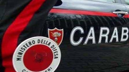 Insegue e blocca il ladro in fuga dopo il furto a Querceta