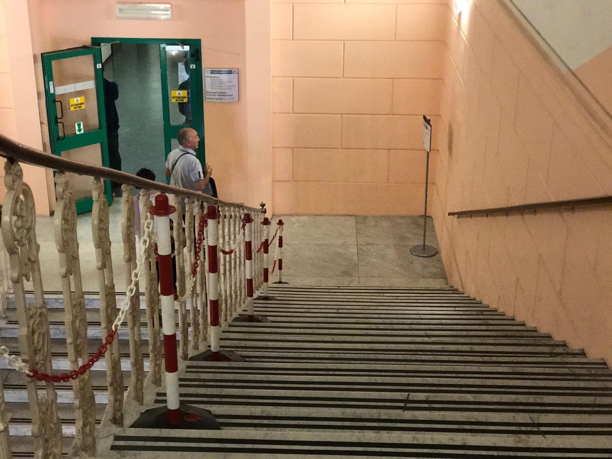 Le scale dell'ospedale dalla quale è caduta l'infermiera