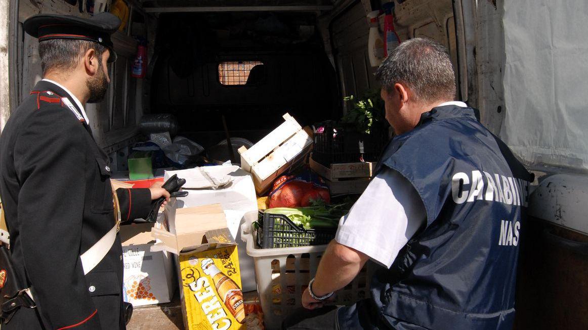 I controlli dei carabinieri a uno dei paninari cinesi del Macrolotto