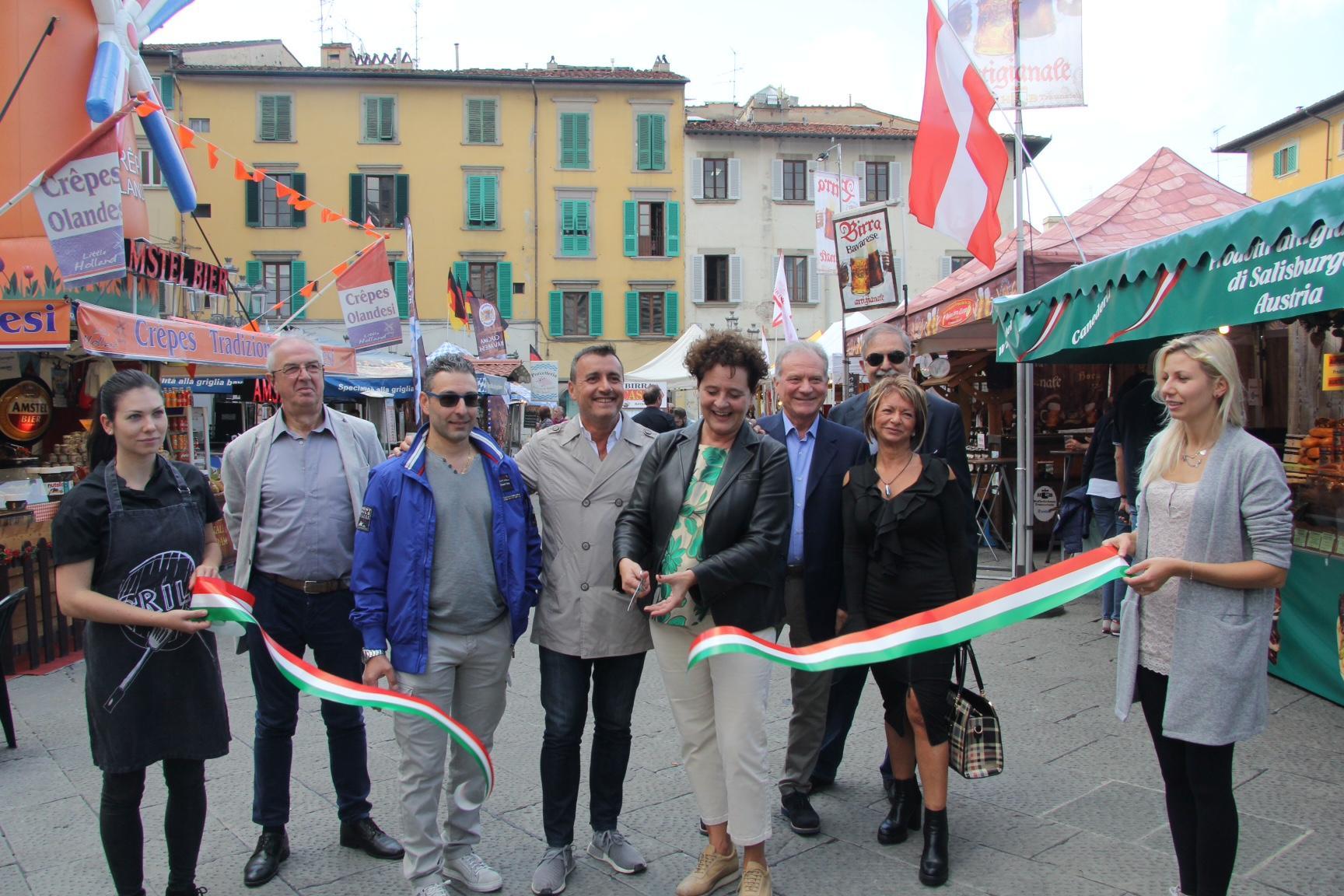 L'assessore Daniela Toccafondi inaugura il Mercato Europeo in piazza Duomo a Prato (foto Batavia)