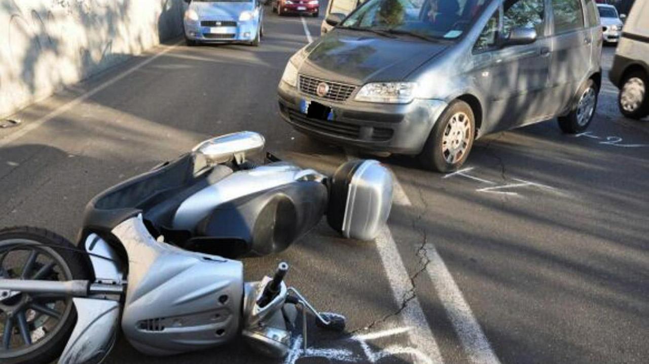 La moto a terra dopo lo scontro in via La Vega (foto Mario Rosas)