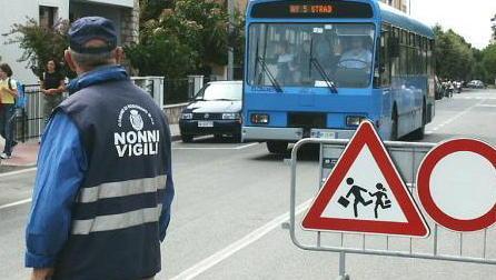 I nonni diventano sentinelle contro il degrado: controlli a piedi in centro 
