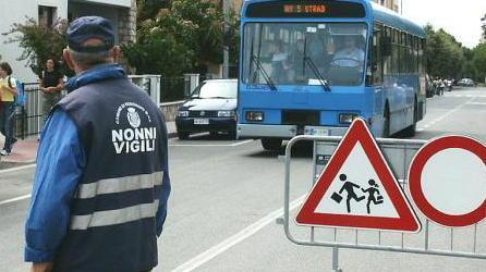 I nonni diventano sentinelle contro il degrado: controlli a piedi in centro