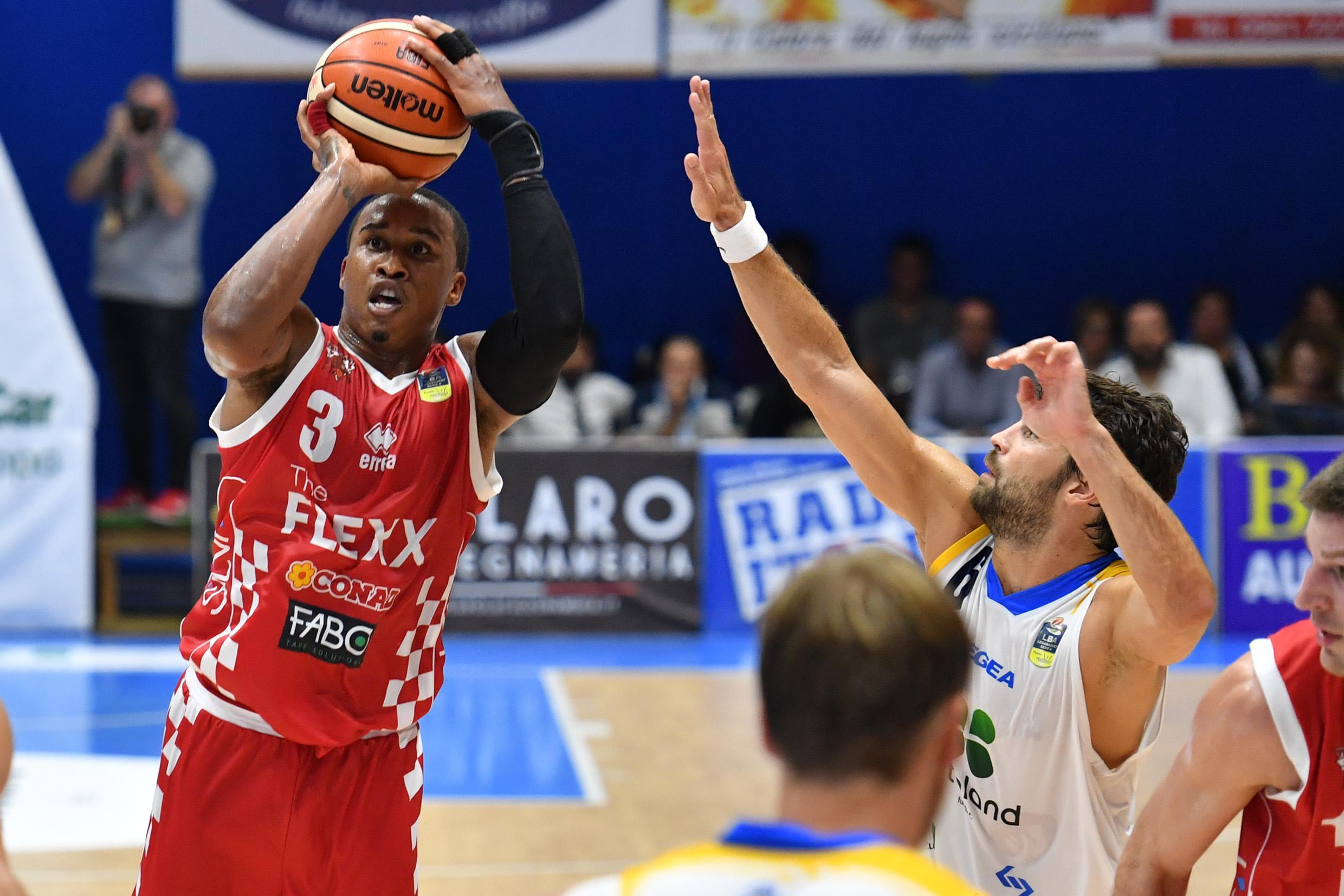 Tyrus McGee al tiro (foto Sestini)