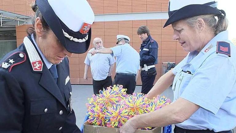 Donata alle famiglie bisognose la merce sequestrata dai vigili