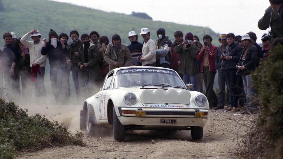 Il rally nel rally degli innamorati a bordo strada 