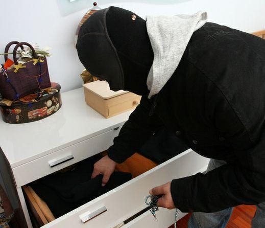 Famiglia insultata dai ladri trovati dentro l’abitazione 