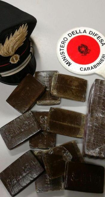 Due chili di hashish nascosti nel bauletto del ciclomotore 