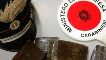 Due chili di hashish nascosti nel bauletto del ciclomotore