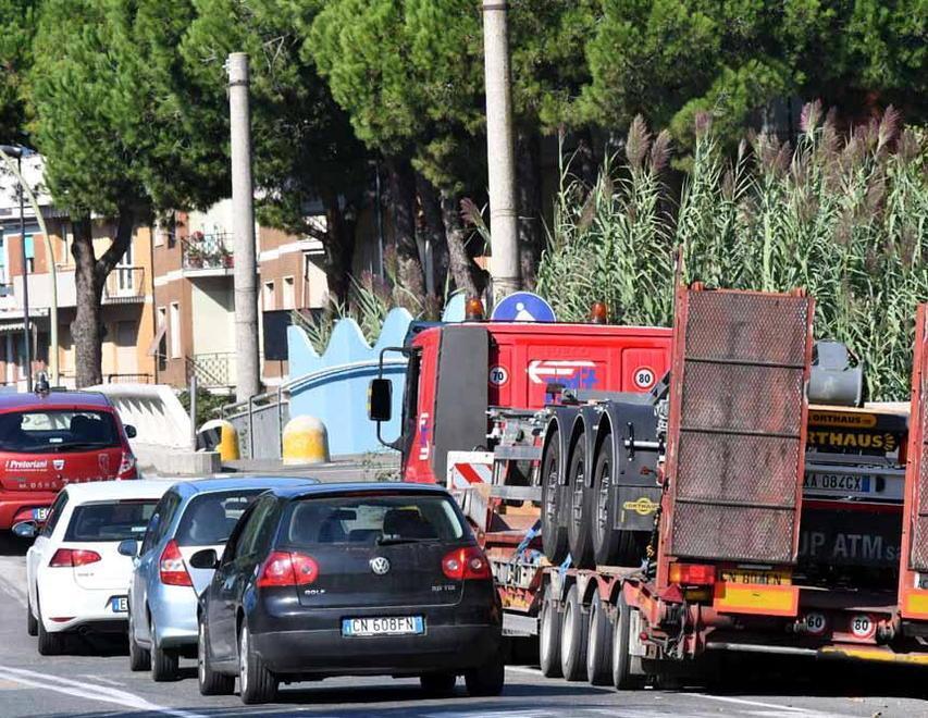 Autoarticolato perde rimorchio, traffico in tilt
