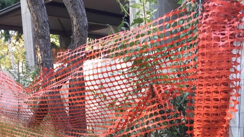 Recinzione forzata in 3 punti Il chiosco rifugio per sbandati