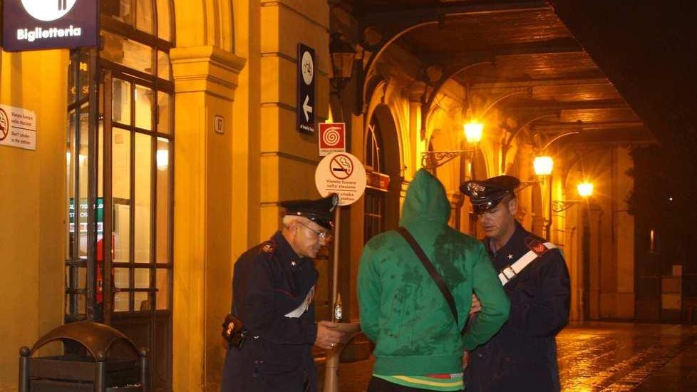 Bottigliate in testa, rischia la vita