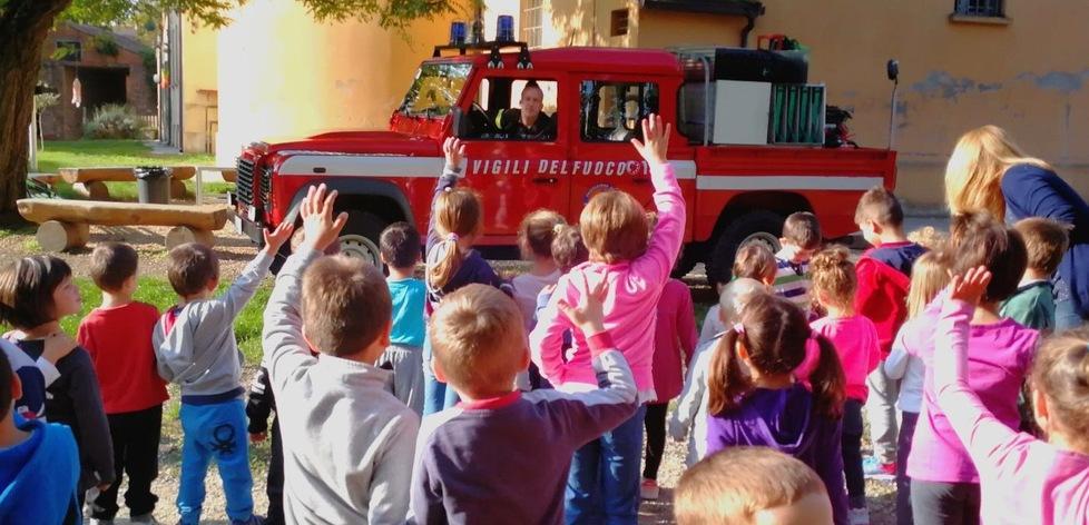Tresigallo, lezione dei pompieri ai bimbi