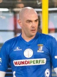 In due si pigliano a bastonate Sugli spalti striscione per Hitler