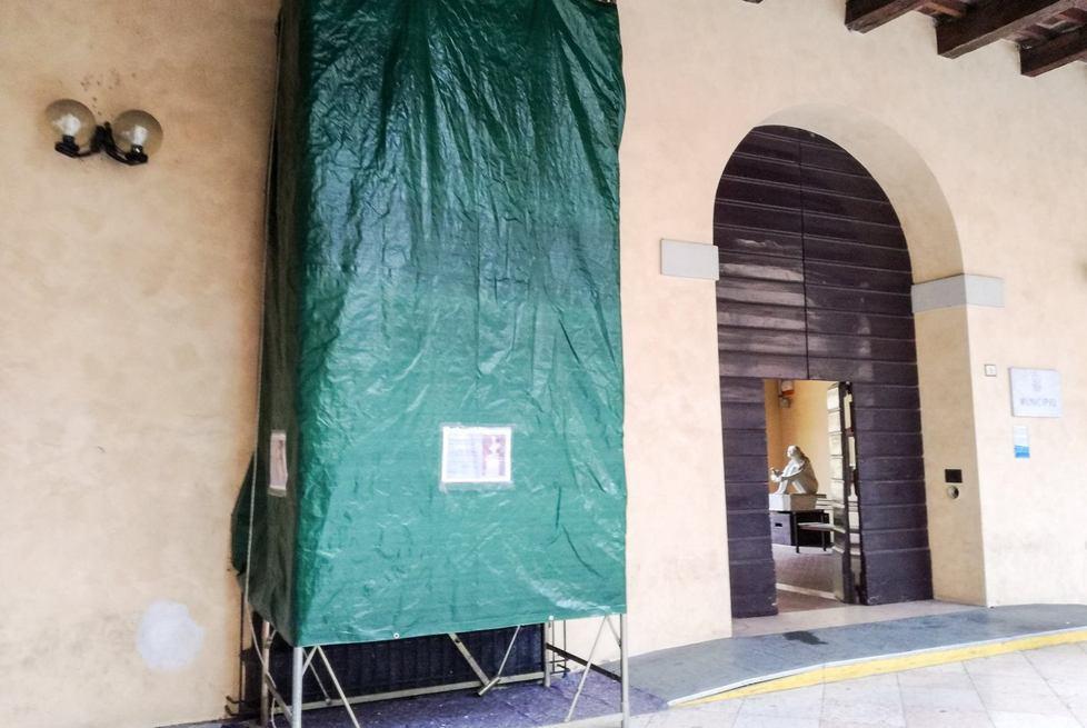 Lavori sul monumento a don Andreoli
