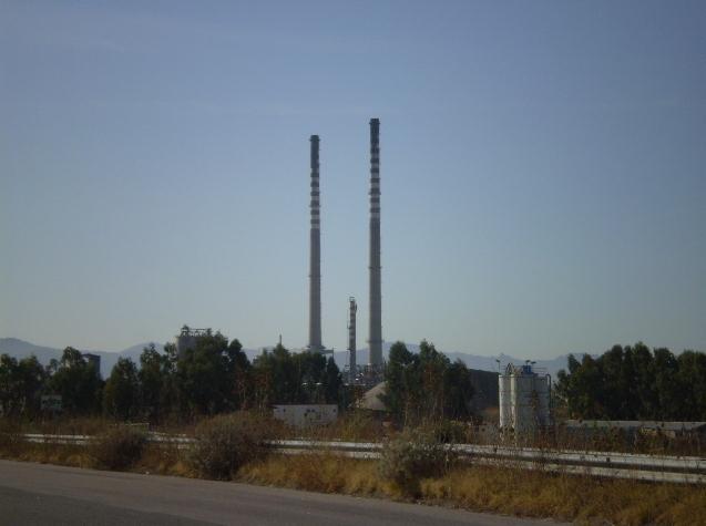 Area industriale, rifiuti in strada 