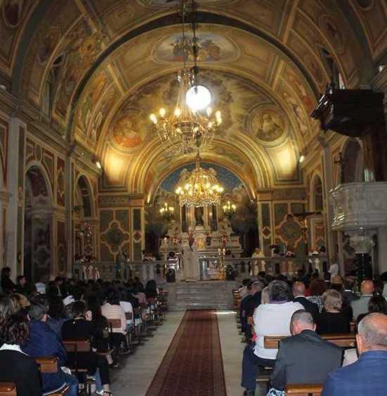 Al buio gli affreschi in chiesa turista regala le luci a tempo