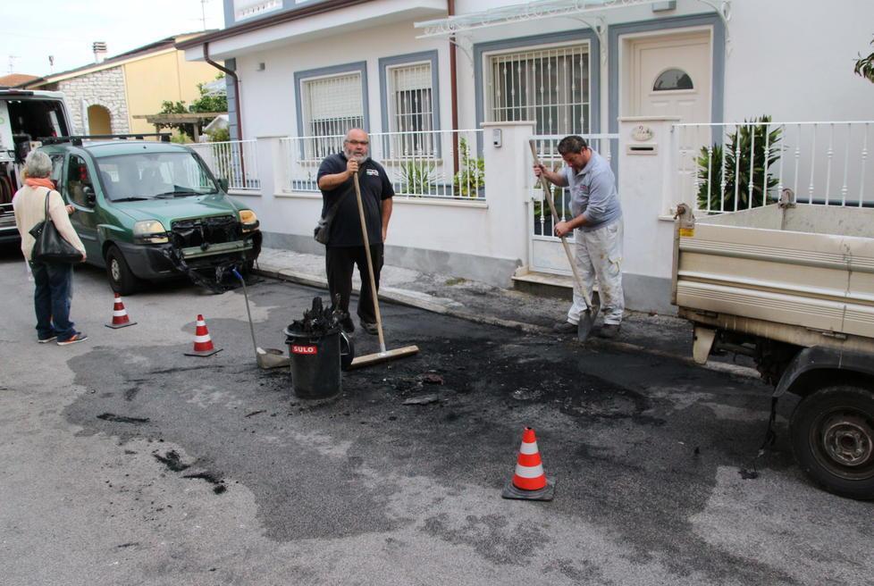 Tentano di rubare uno scooter ma il mezzo prende fuoco