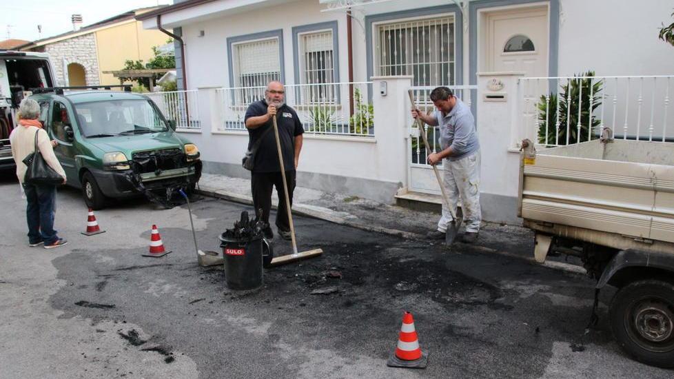 Tentano di rubare uno scooter ma il mezzo prende fuoco