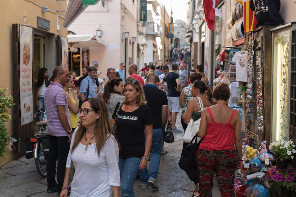 Turisti in centro ad Alghero