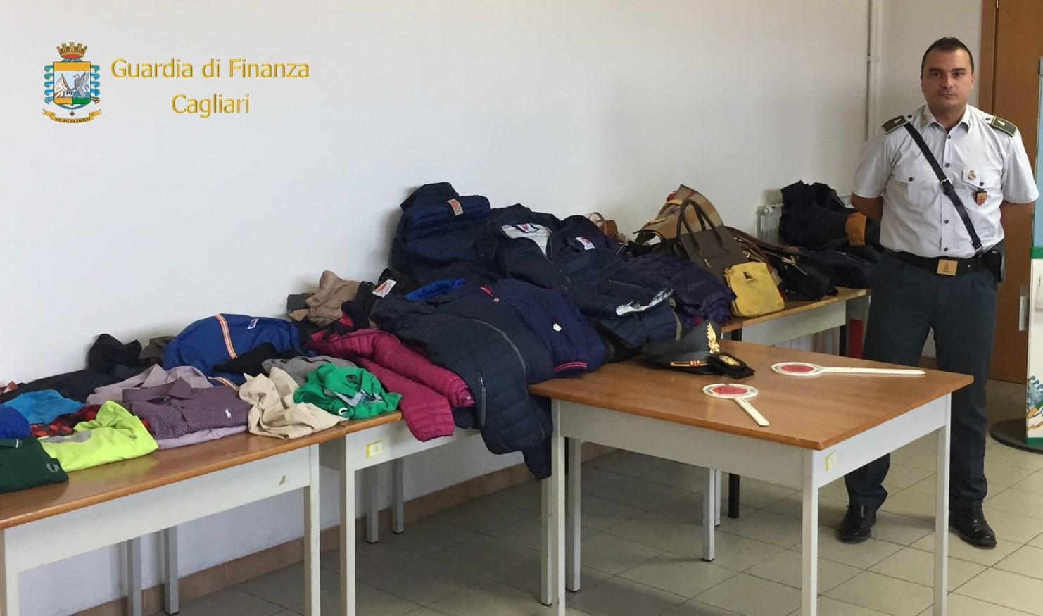 Capi d'abbigliamento contraffatti sequestrati in spiaggia dalla Guardia di Finanza