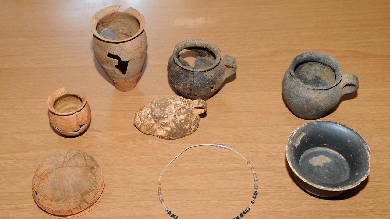 Il corredo romano ritrovato nel luglio scorso e subito restaurato (foto Paolo Barlettani)