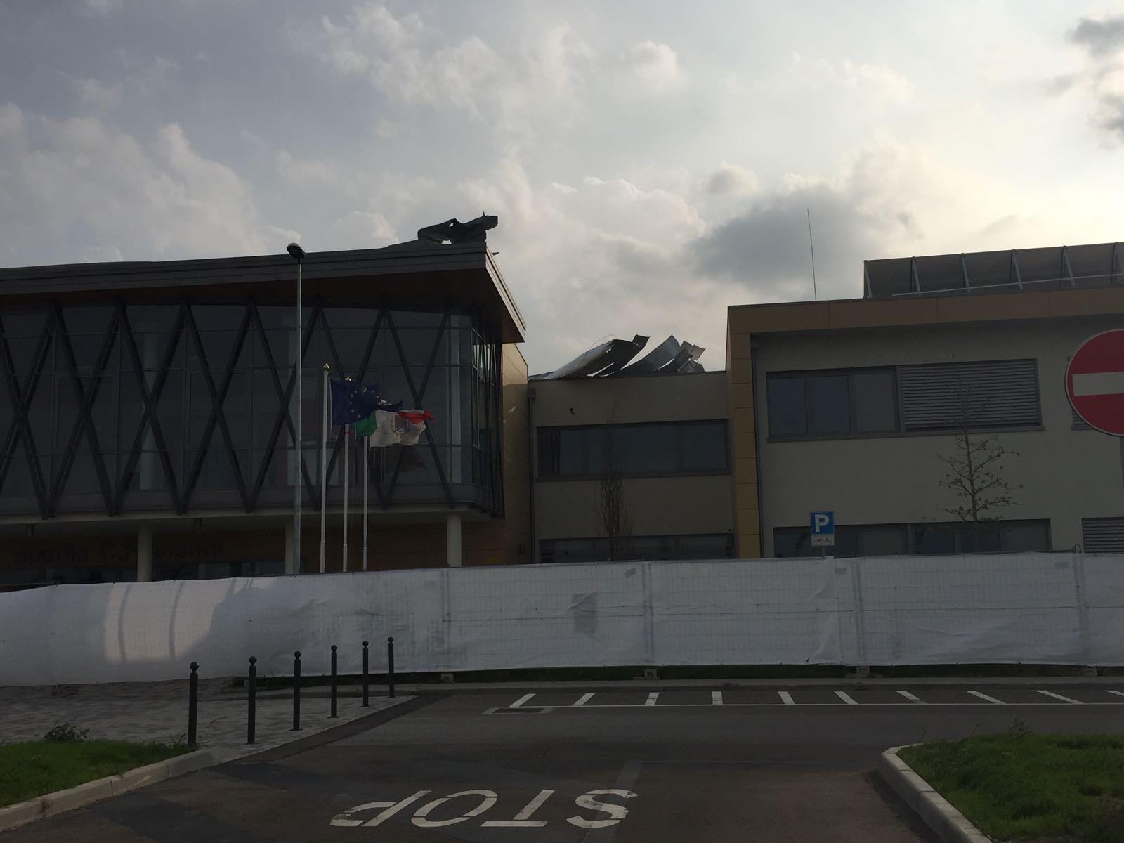 La scuola di Finale scoperchiata
