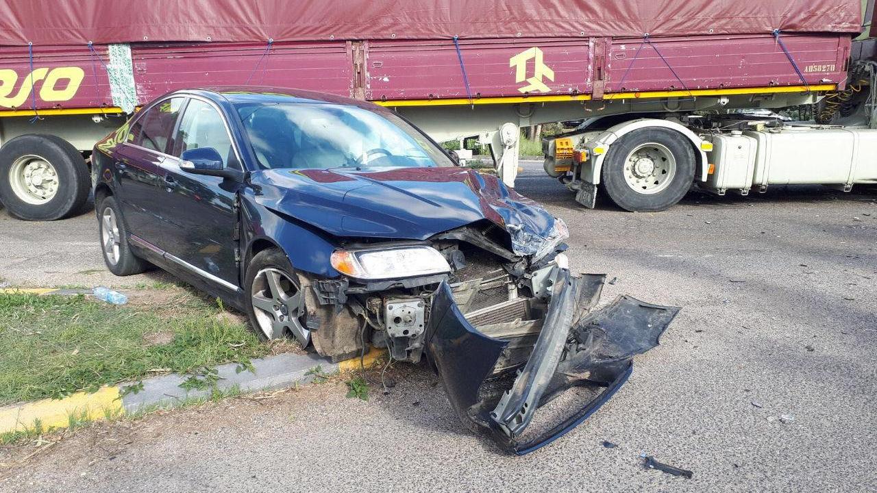 L'auto e il camion coinvolti nello scontro vicino ad Arborea