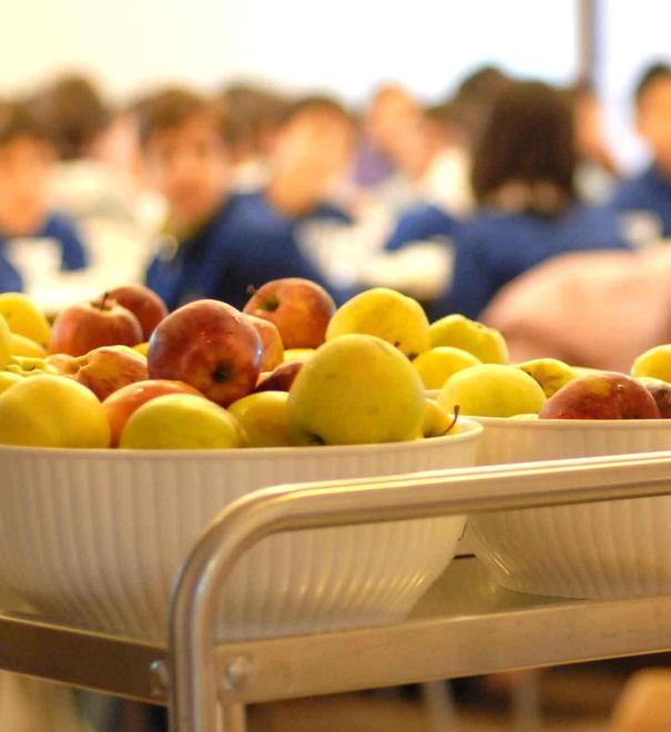 Spuntino salutare in classe per i bambini degli asili 