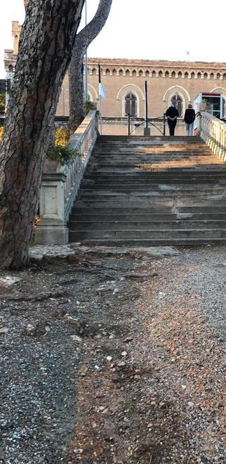 Allarme buche nel parcheggio dietro la stazione