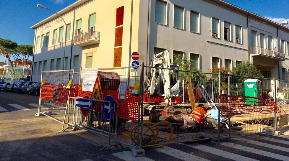 Si rompe un tubo, acqua nera in mezza città 