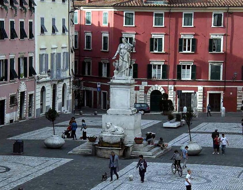 «Tenete aperti i negozi anche la domenica»