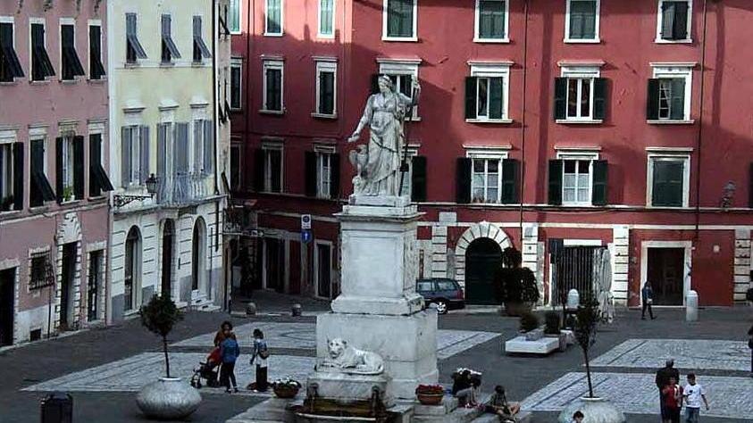 «Tenete aperti i negozi anche la domenica»