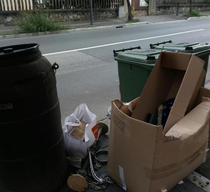 «Una discarica in via Democrazia tra rifiuti metallici e plastica»