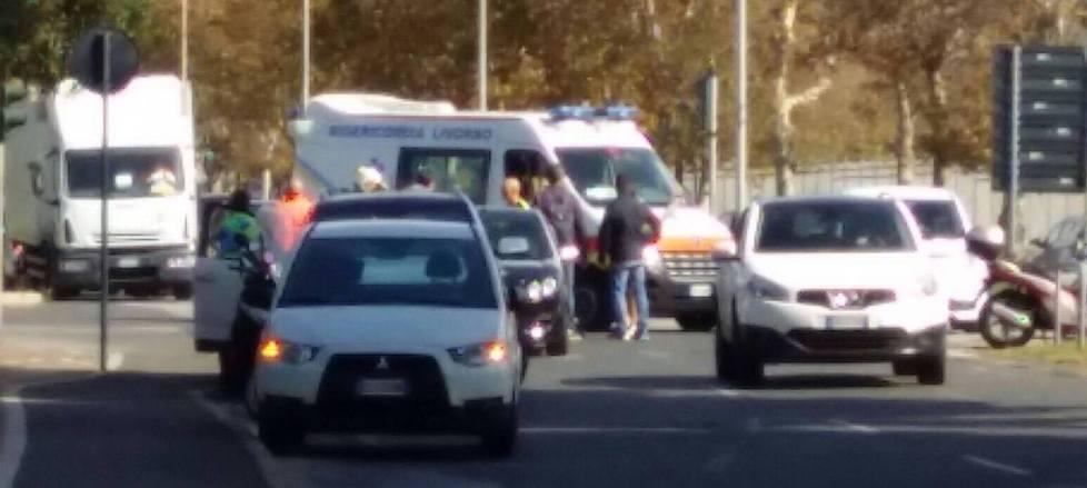 Auto contro scooter: 16enne ferito