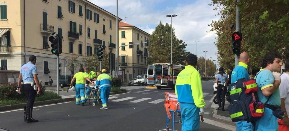 In motorino sbatte contro due auto