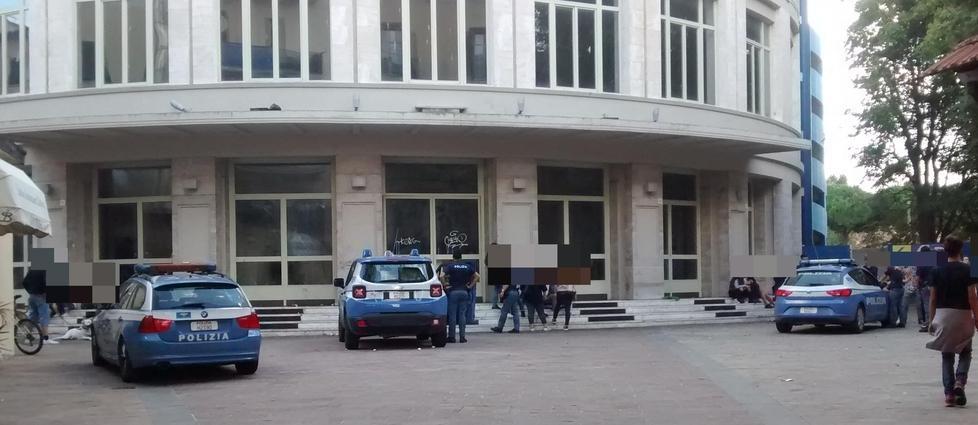 Ragazzini in bilico sulla balaustra, controlli della polizia all’Odeon 